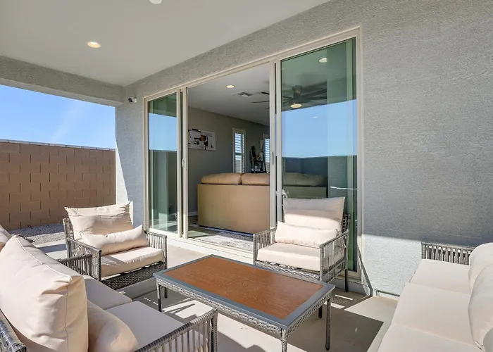 Serene Outdoor Space: Group Getaway In Maricopa!